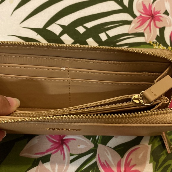 Mango Wallet - Picture 6 of 8